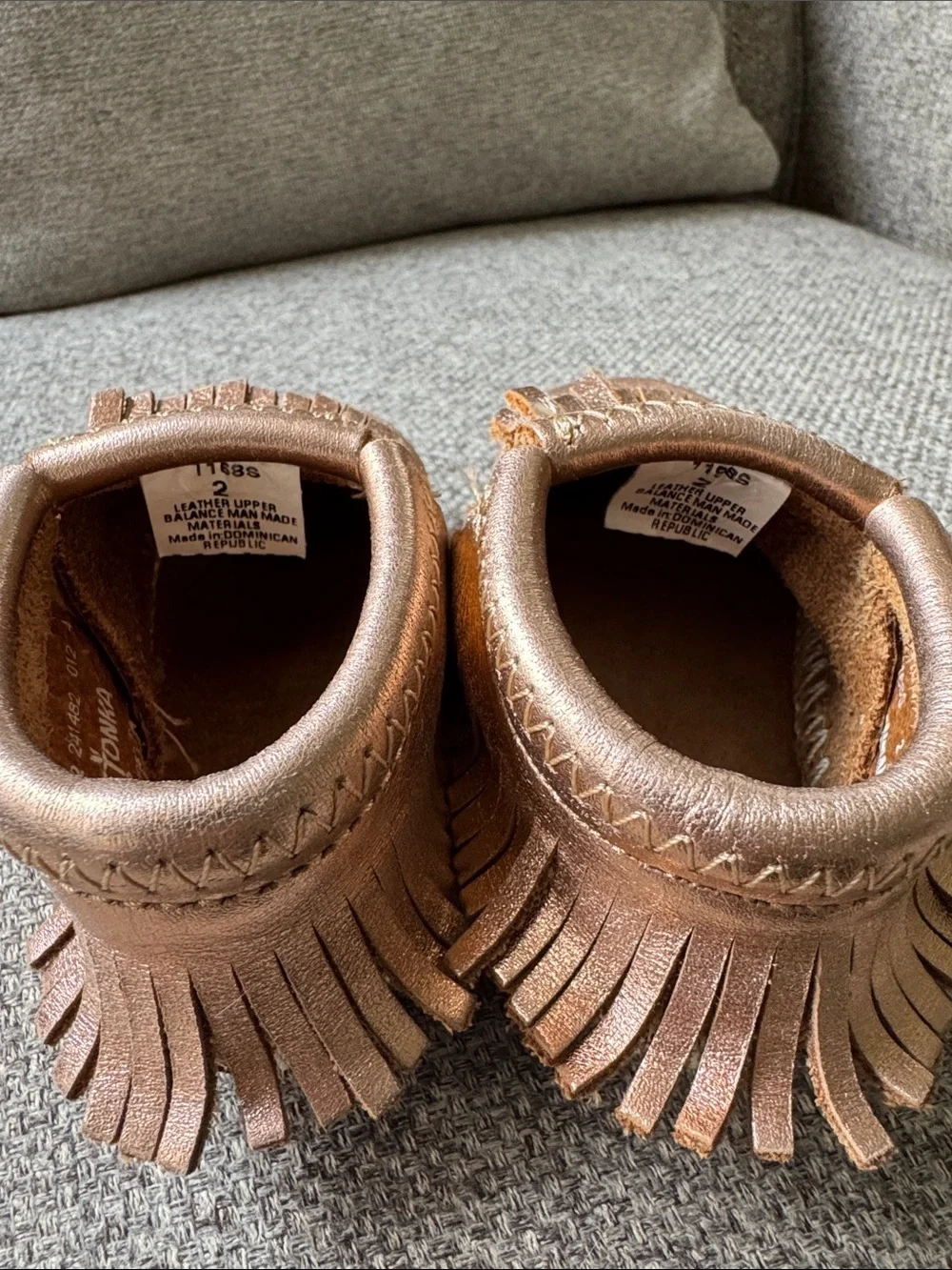 Minnetonka infant Metallic Rose Gold Fringe Moccasin Slip-On shoes size 2
